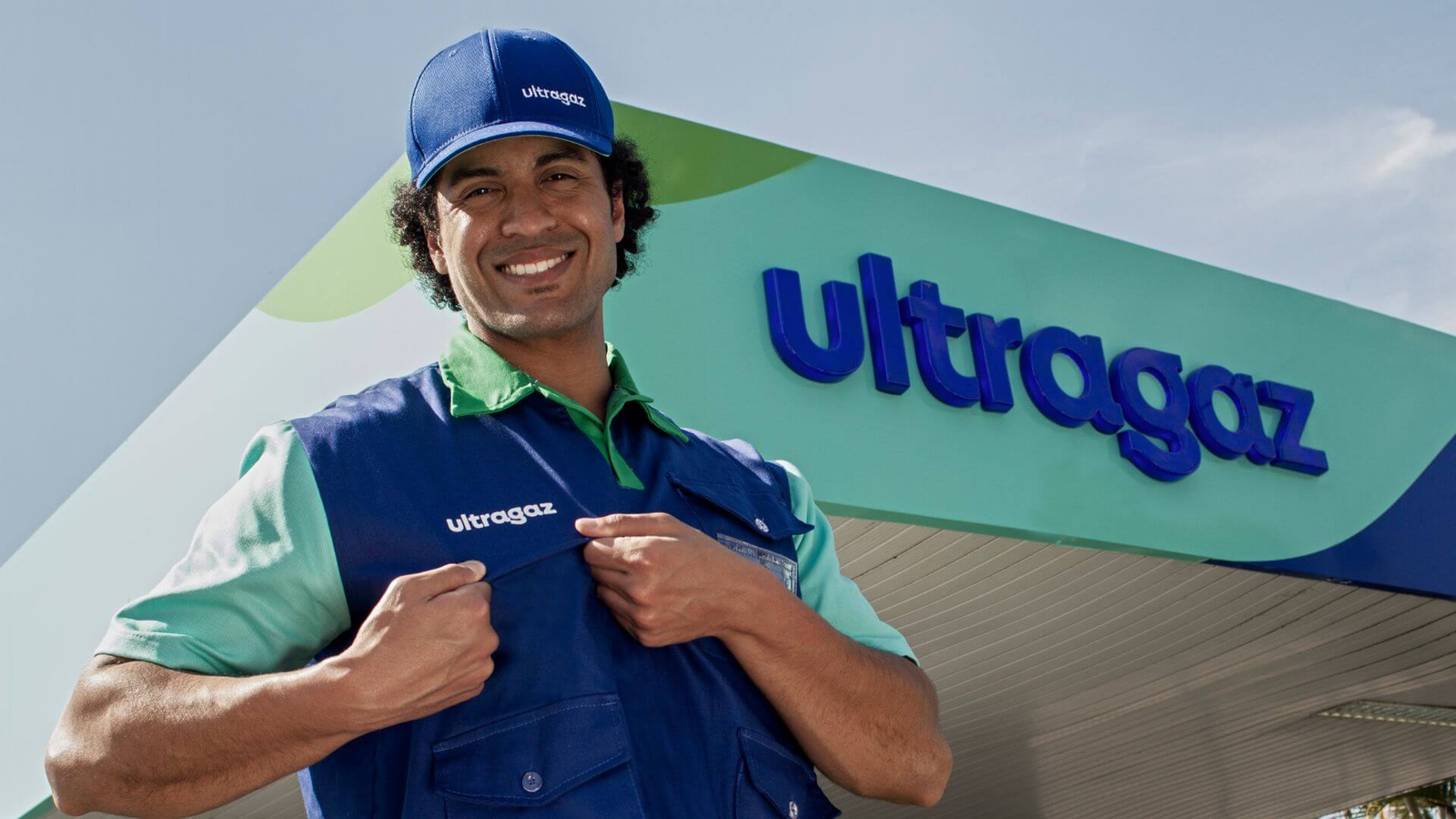 Entregador uniformizado em frente a uma revenda Ultragaz